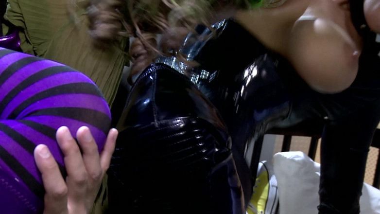 The Window of Sex: ラテックス下着でスーパーヒロインの好色な悪役シーン4_threesomeは、コックとザーメンを共有します