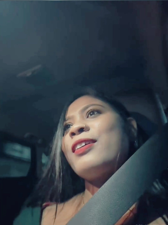 Nisha bhabhi ki chudai: Khoe bộ ngực to trong xe hơi khi đi lái xe.