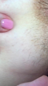 Compilation di primi piani di ano pulsante gonfio e fighe pissing. Ti eccita?