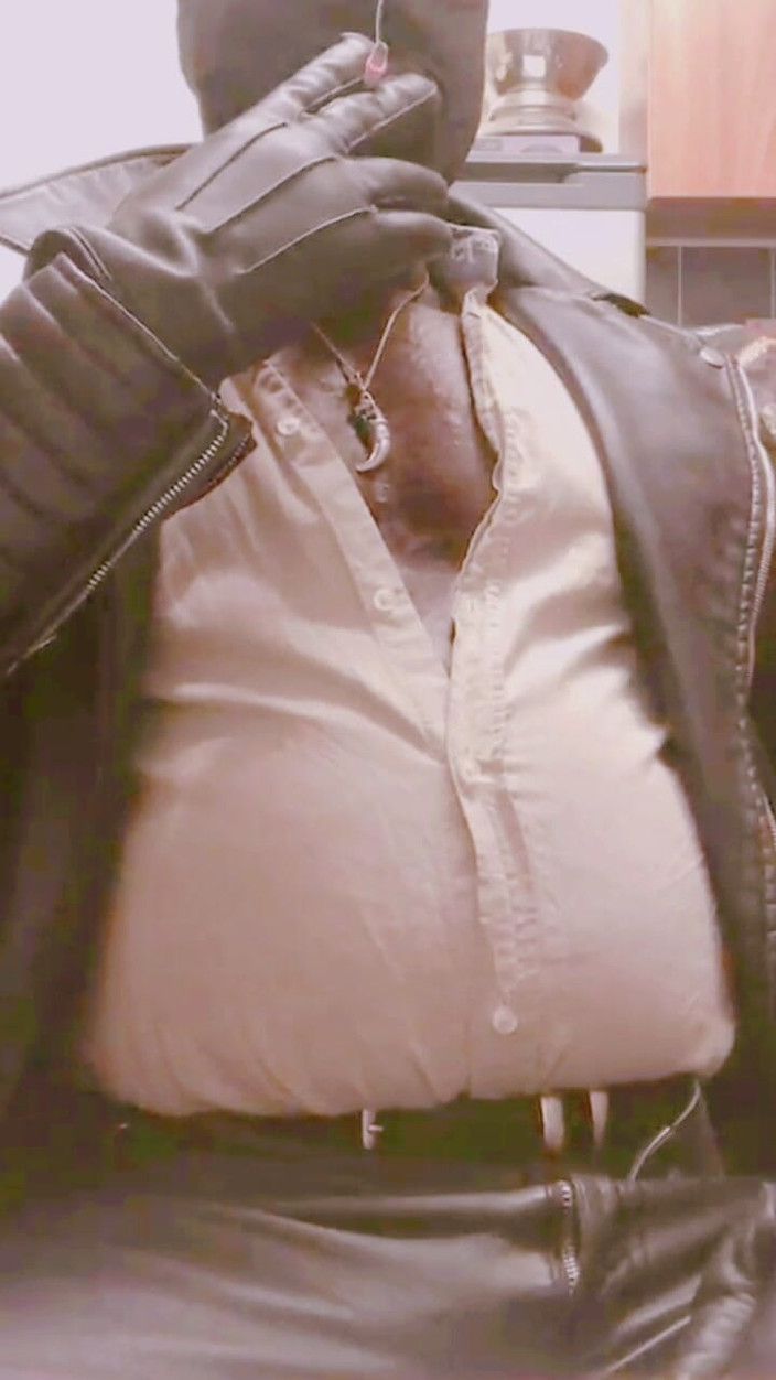 Black smoking muscle stepdad: Maskeli deri giyinmiş meme ucuyla oynuyor şişmiş göbek dumanı