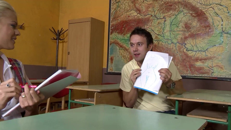 Old & Young: Učitel navštěvuje své studenty, aby potrestal své studenty tvrdým pérem