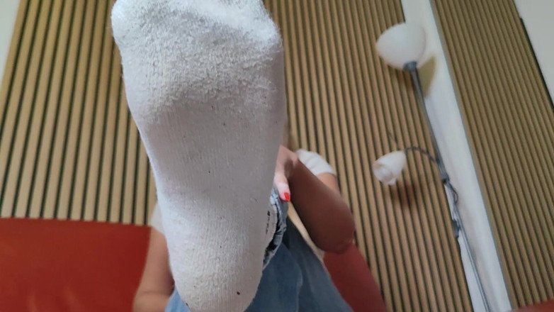 Goddess Lena: Stokin putih saya untuk anda kemaluan kecil ..