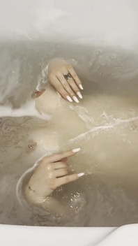 水中で目を開けて鼻を覆わずに息を止めている