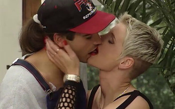 Magmafilm: टैटू और छेदा लेबिया के साथ छोटे बाल