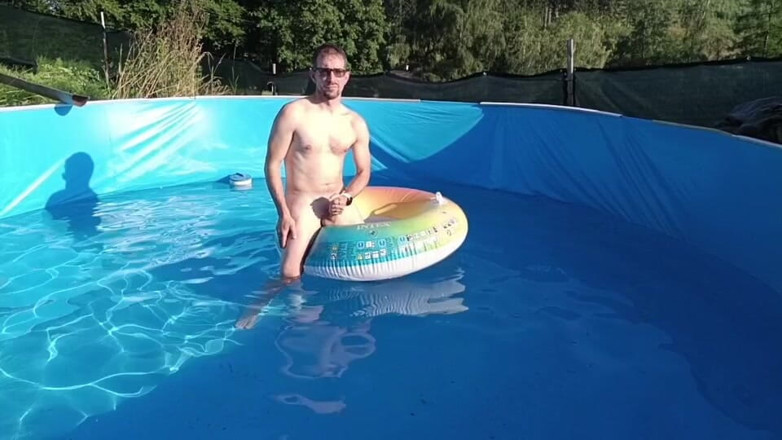 kickerscooter: Un trajet d’été mouillé. Dans la piscine