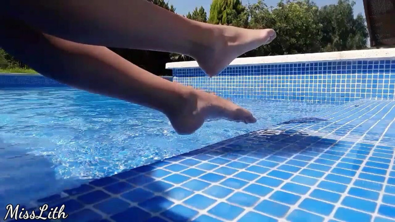 Miss Lith Domina: Kaki basah di kolam renang