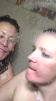 Lesbische douche met Dulcemorena en jonge minitommy