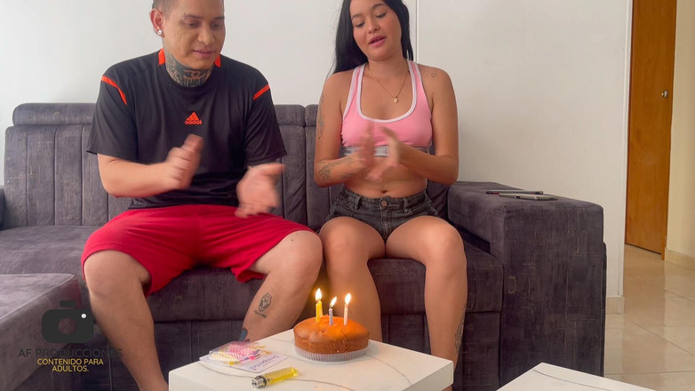 Sara Case: Děvka mé sousedky mě překvapí k mým narozeninám a nechá...