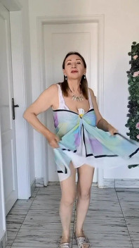 거대한 젖탱이를 가지고 노는 거유 GILF