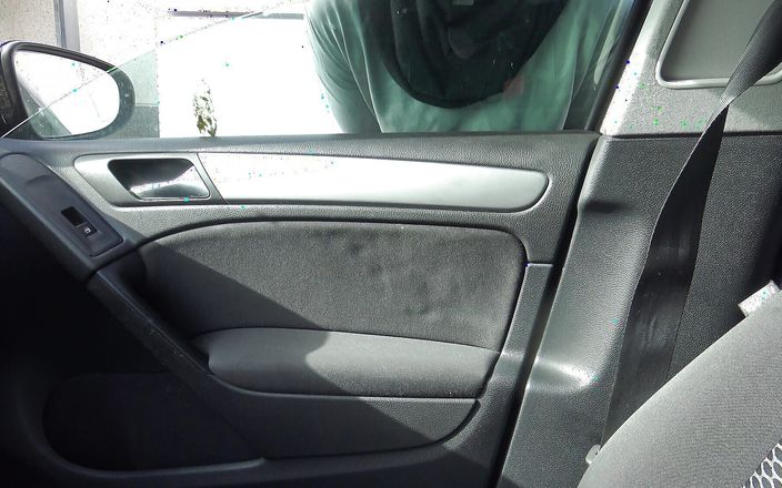 Souzan Halabi: Pelacur Aljazair dengan turis di dalam mobilnya di pinggiran kota...