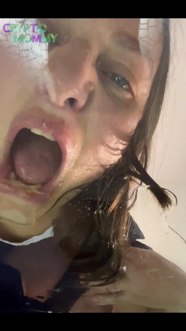 Crypto Mommy: 最好的业余熟女喷出屁股你想要这样一个驯服的荡妇送到你家吗？