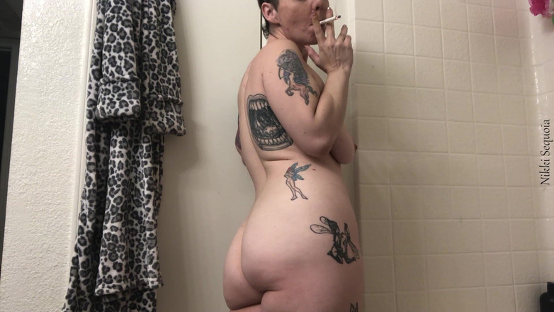 Nikki's Fetishes: 大きな継姉が喫煙をしているのを見つかった