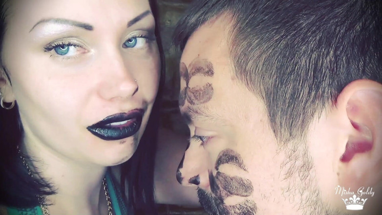 Goddess Misha Goldy: Cobrindo Alex com batom brilhante preto beija por todo o...