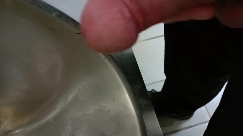 Rockardglans: Dvě dávky na pisoárách zblízka velký penis honění a stříkání...