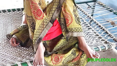 Sexy Komal: Kamal đang nghỉ ngơi trên giường. Chủ nhà đưa cô ấy vào nhà...