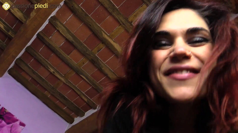 Foot Fetish HD: chiara, la splendida dea ama giocare con i suoi piedi...