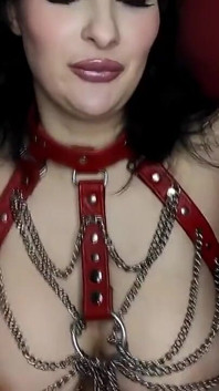 Da una domina a una troia sottomessa! Ruolo di padrona e punire con la frusta un cazzo di plastica.