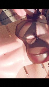 Megaera voluptuosa latina con la figa stretta viene scopata hardcore da un enorme cazzo bianco, intenso piacere creampie