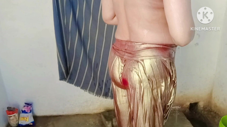 Ankurpriya000: Avendo visto la cognata fare il bagno, la sub ha...