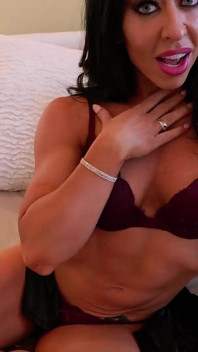 Bodybuilder Carmin Blue's grote clit groeit terwijl ze masturbeert