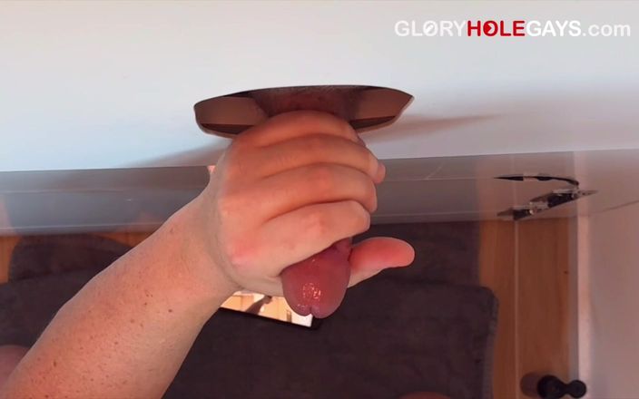GLORYHOLEGAYS: 在寻欢洞操一个紧致的同性恋性玩具阴户 - 就像一个真正的 twink