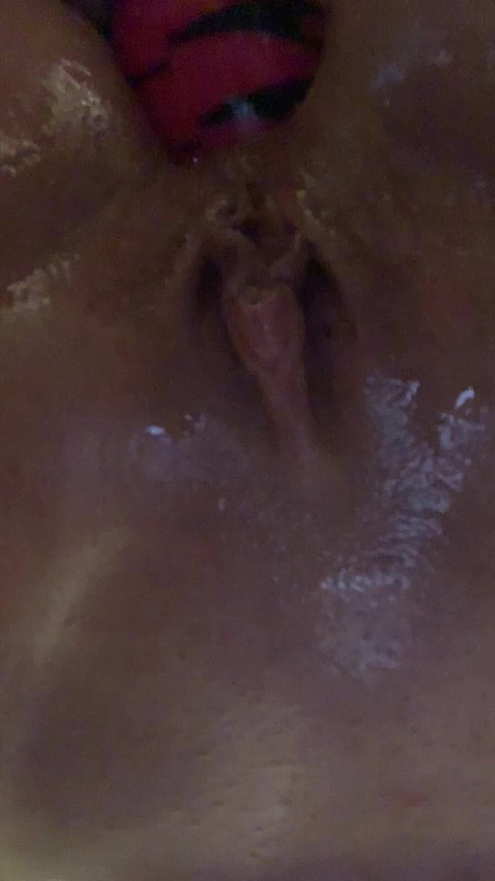 Suzy Wylde: Naolejovaná Suzy Wylde zblízka