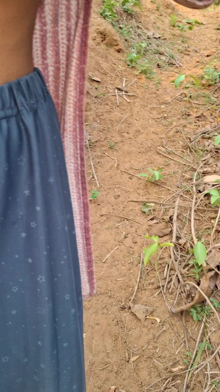 Priya_sex: Esposa india al aire libre la tía del pueblo al...