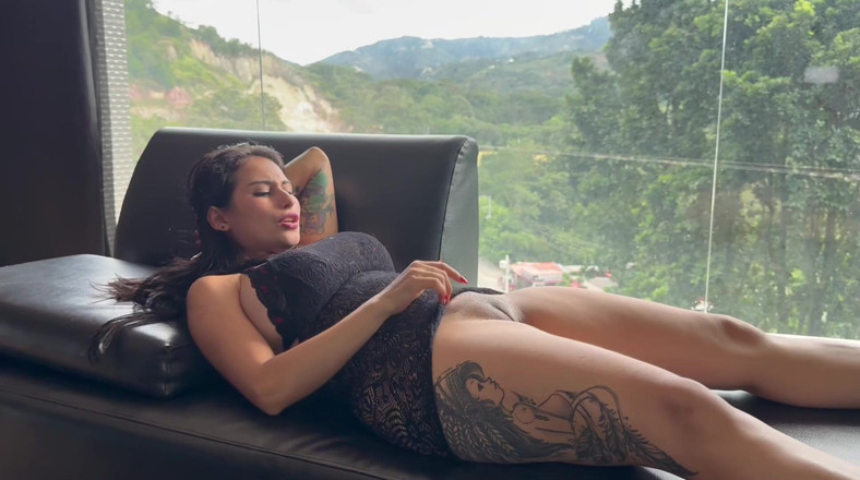 Jenifer Play: Touching My Hairy Pussy and Ending up Squirting