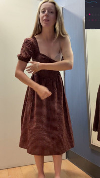 モールの秋のドレス試着
