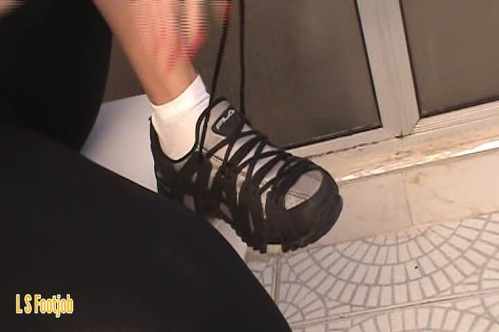 Footjob life style: 红色脚趾和紧身裤足交