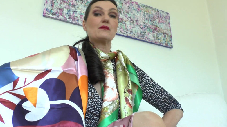 Lady Victoria Valente: 내 발정난 새틴 스카프가 당신을 켜줄거야! 레이디 빅토리아 발렌테