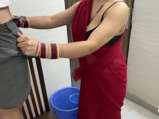 Desi Bhabhi Got Fucked with Plumber While He Is Fixing the Shower (Sammy sins)