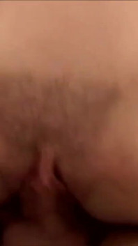 Si fa leccare la figa e poi penetrare dal suo vicino