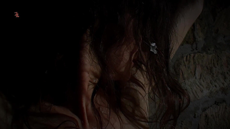 Inquisition and prison world: Vrăjitoare țigancă sexy chinuită cu ceară fierbinte