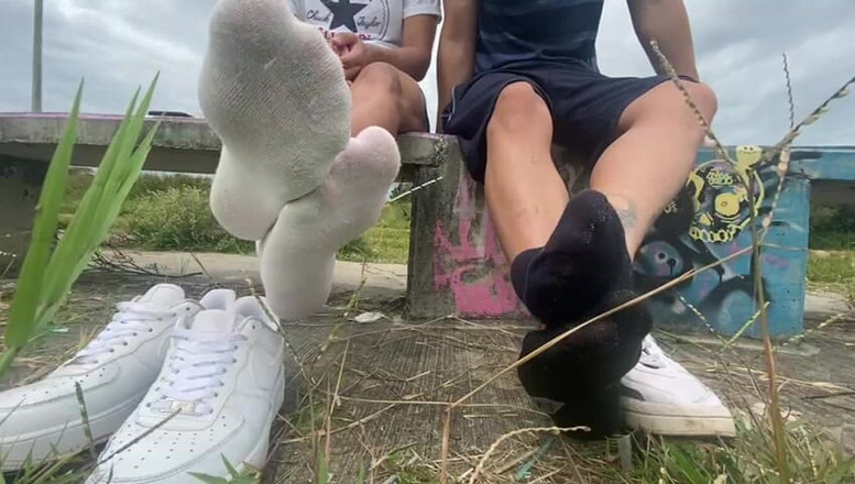 Mr Feet Colombia: Amigos En Colombia Salen a Fumar Mientras Se Quitan Los...