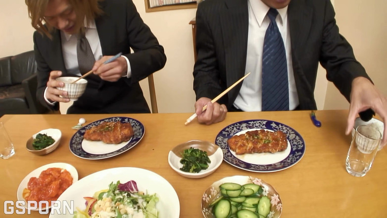 Go Sushi: Гаряче японське відео для дорослих, тріо трахає сексуальну мілфу з подвійним кремпаєм у пизду