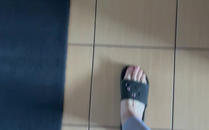 Feet: POV: o Som dos Flip-flops Quando Caminha em Leggings Cinza