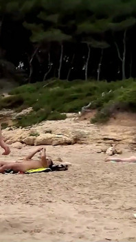 Jessica jensen si gadis remaja rambut pirang pergi ke pantai sama pria asing di pantai fkk