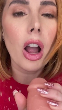 Глаза твоей жены закрыты, и Paige Turnah соблазняет тебя своей киской, затем сосет ваш член, чтобы сказать спасибо