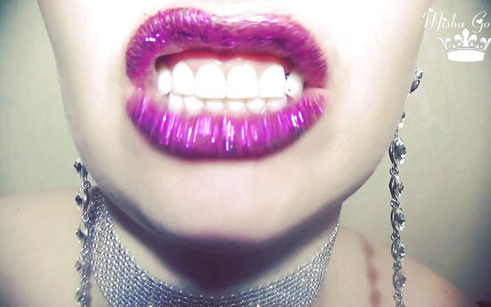 Goddess Misha Goldy: 紫色狂野的嘴唇闻和鬼脸