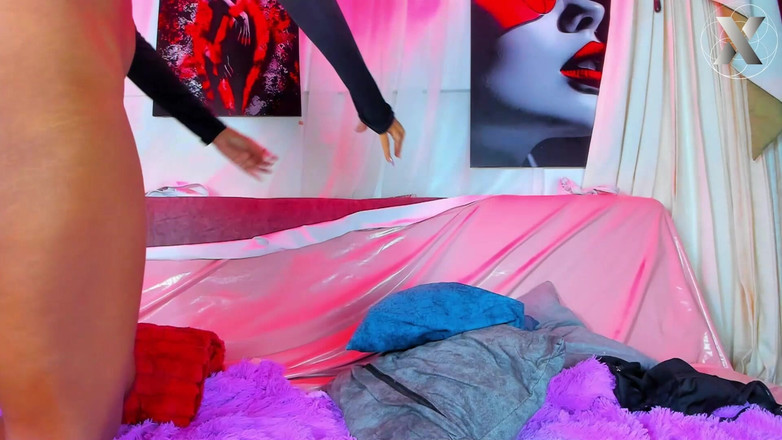 Feet Lovers club: Пышногрудые лесбиянки в 69: одновременно лаская киску и лаская большую грудь