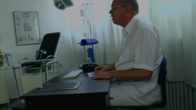 MCG Empire: Цицькаста аматорська бабуся відтрахана в рот гінекологом