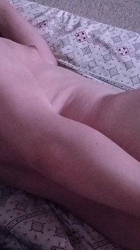 Je suis au lit, je me masturbe le cul