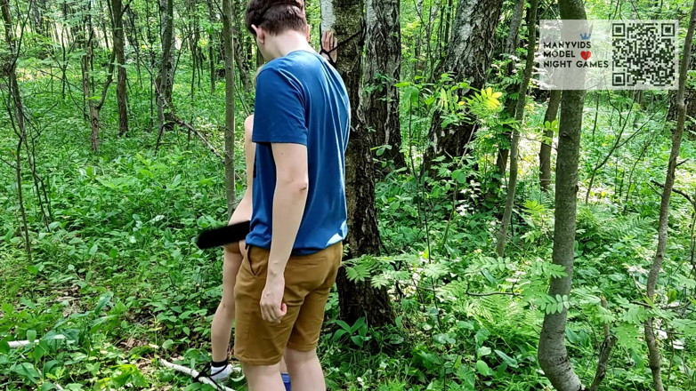 Night Games: Zierliches mädchen schreit laut, während sie an einem baum gefesselt...