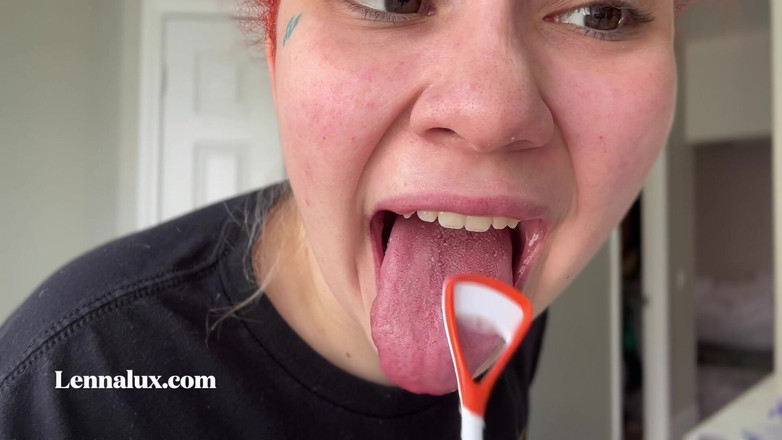 Lenna Lux: Dil Fırçalama