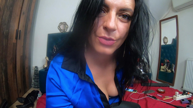 MilfyCalla: Milfycalla - Fußfetisch &amp; Lederhosen necken im bett - episode 315 (solo)