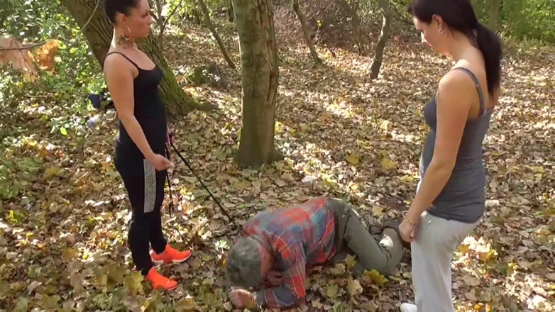 Femdom Austria: Trénují svého starého domácího otroka v lese