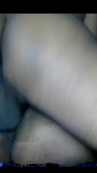 Enteado assistindo a madrasta rabuda de Bangladesh na cama, enteado fode madrasta sem camisinha compartilhando cama