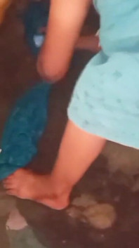 Tamil ciocia kąpiel wideo porno w wiosce
