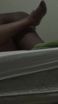 Ömsesidig orgasm med min bystiga fru medan jag sprider benen vidöppna